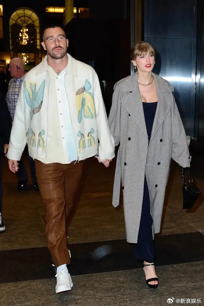 霉霉Taylor Swift官宣订婚后首次公开露面手上的钻戒